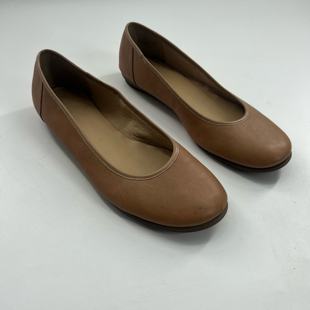 Clark’s cushion soft beige size 9 tan ballet flats